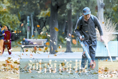 秋風(fēng)吹過(guò)，落葉滿地