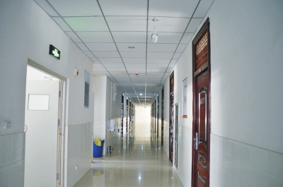 像這樣的攝像頭，宿舍樓里每層安裝了7個(gè)。