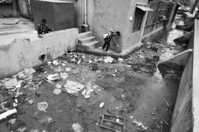 污水溝成了附近的孩子們放學(xué)后逗留的場所，十分令人擔(dān)憂。