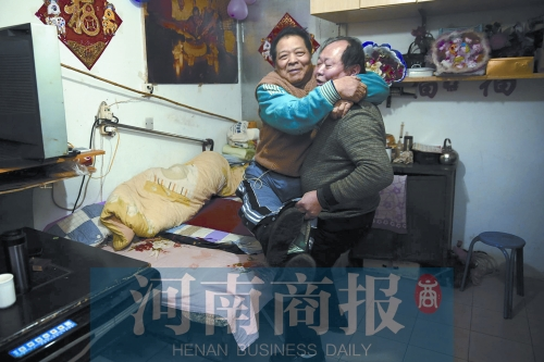 2015年1月15日，老鄰居抱起180斤重的高新海去坐三輪車，準(zhǔn)備出去轉(zhuǎn)轉(zhuǎn)