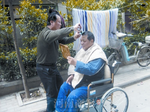 2011年8月18日，老鄰居給高新海剪發(fā)