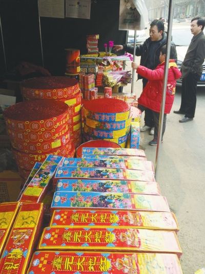 一家鞭炮攤兒前，只有少數(shù)人駐足購買。