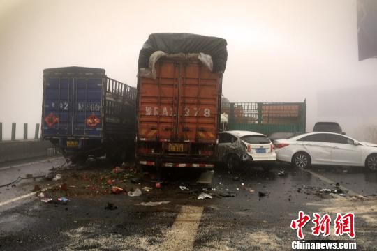 圖為21日，京港澳高速河南段21輛汽車發(fā)生連環(huán)相撞事故現(xiàn)場(chǎng)。　郭浩　攝