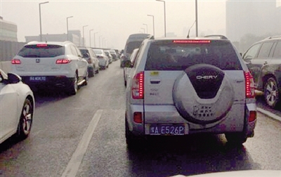 早高峰隴海高架橋從秦嶺路開始，一直向東都已經(jīng)堵成停車場(chǎng)了。 直播369 圖