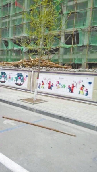 事發(fā)現(xiàn)場(chǎng)，奪命的鋼管還在地上。