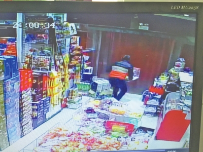 監(jiān)控中顯示，當(dāng)時(shí)竊賊抱起募捐箱就跑。