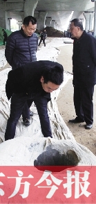 出事后，窨井僅被蓋上了一層布