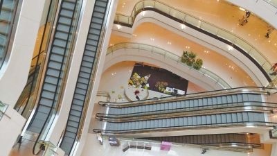 記者趕到現(xiàn)場時看到，墜樓女子面部朝下，上身穿粉紅色長袖上衣，下身穿黑色長褲，腳上沒有鞋。