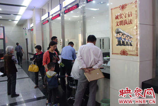 為應對立案登記制度改革后的首個工作日，金水區(qū)法院特地增開了兩個立案窗口。