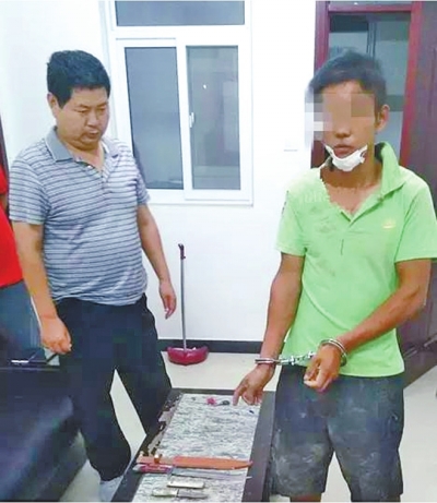 犯罪嫌疑人張某某（右）被抓時，挎包中被搜出兩把長約30厘米的尖刀