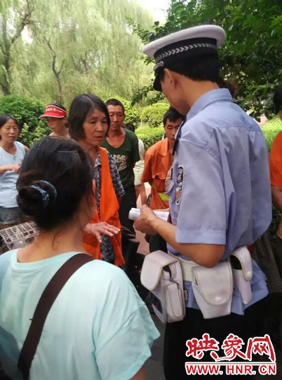 令人憤怒的是，這名老太太竟然報(bào)警說(shuō)“她被環(huán)衛(wèi)工打了”