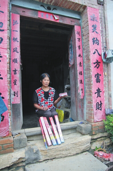 村民楊女士買來閃光雷、爆竹防衛(wèi)