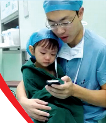 對(duì)于網(wǎng)友的點(diǎn)贊，石醫(yī)生說(shuō)，是孩子太可愛(ài)了，所以照片才得到這么多贊美。圖片來(lái)自網(wǎng)絡(luò)。