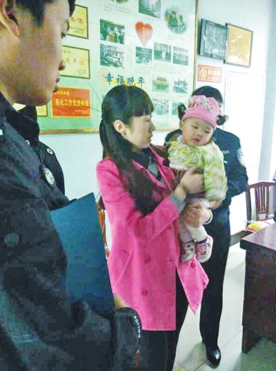 民警把孩子交給福利院工作人員 民警把孩子交給福利院工作人員