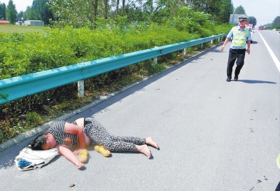 險！一女子躺高速路上睡大覺 漯河交警忙轉(zhuǎn)移保安全