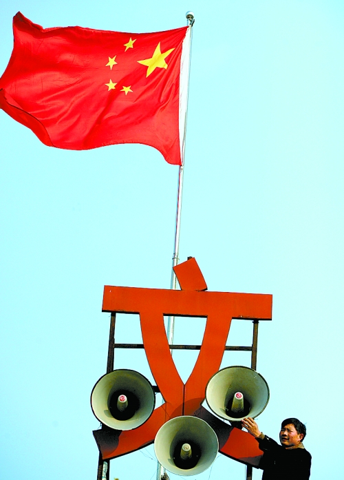 11月15日，新蔡縣磚店鎮(zhèn)黨員劉新峰在村口架起三個大喇叭，向群眾及時宣傳十八大精神。