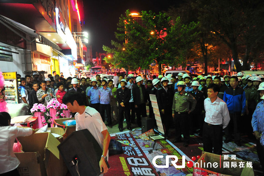 　2012年12月26日晚，海南省三亞市，三亞市綜合行政執(zhí)法局河西大隊(duì)近百名城管上街執(zhí)法。