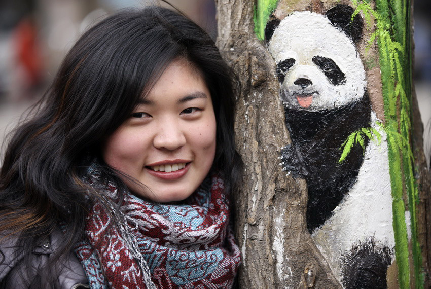 　3月1日，在河北省石家莊市九中街，王月與她的“樹(shù)洞畫(huà)”作品拍攝合影。