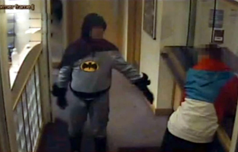 男子扮“蝙蝠俠”行俠仗義 將通緝犯送警局 男子扮“蝙蝠俠”行俠仗義 將通緝犯送警局