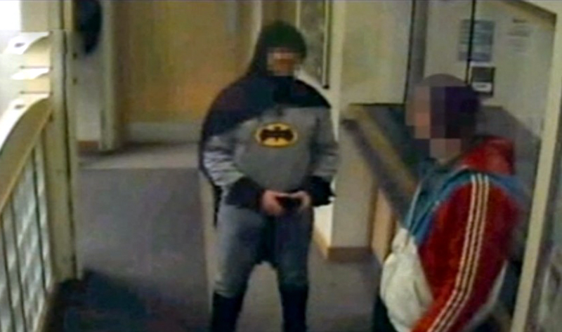 男子扮“蝙蝠俠”行俠仗義 將通緝犯送警局 男子扮“蝙蝠俠”行俠仗義 將通緝犯送警局