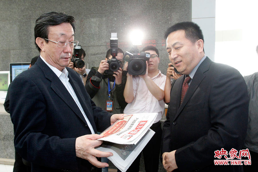 東方今報(bào)報(bào)社社長(zhǎng)趙國(guó)平向河南省委書(shū)記、省人大常委會(huì)主任郭庚茂匯報(bào)東方今報(bào)的內(nèi)容、發(fā)行等情況 東方今報(bào)