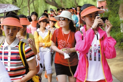 未名湖畔，游人紛紛拍照留念。