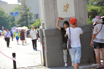 不愿排隊(duì)等待的游客只在門前留影。