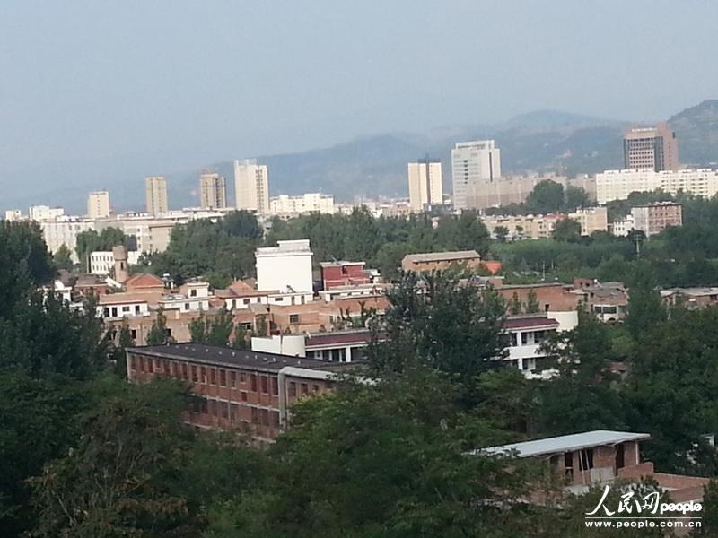 圖為盧氏縣委的土坯辦公房在高樓林立的縣城很不起眼。圖片來源：人民網(wǎng)