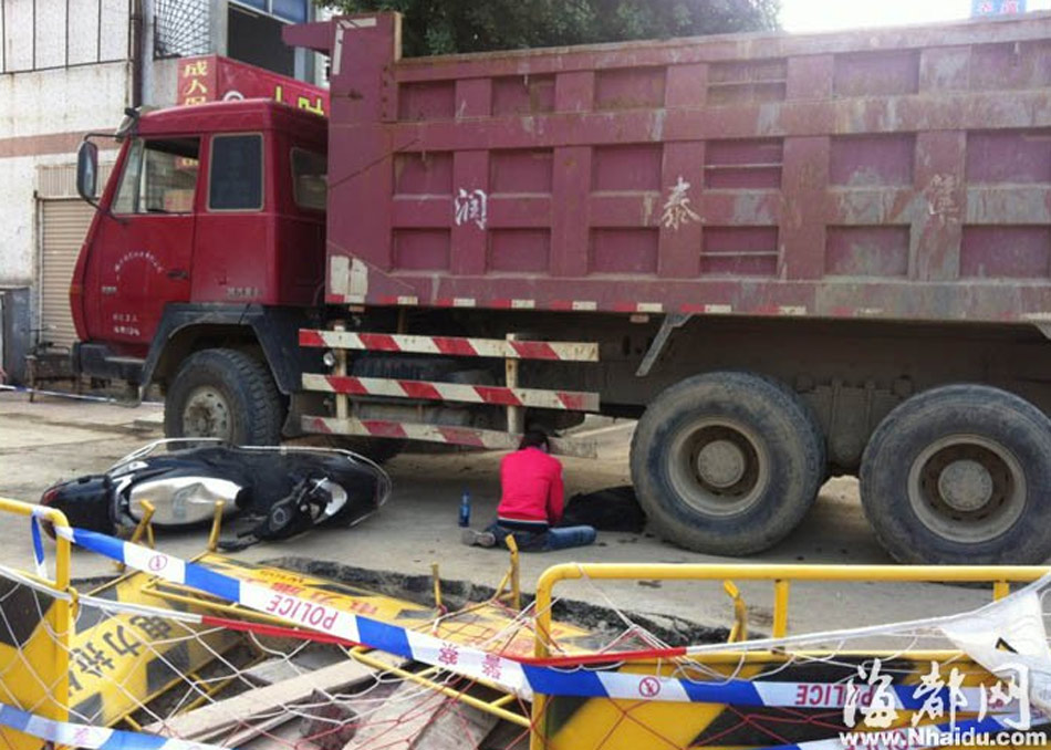 一家四口全被卷渣土車(chē)