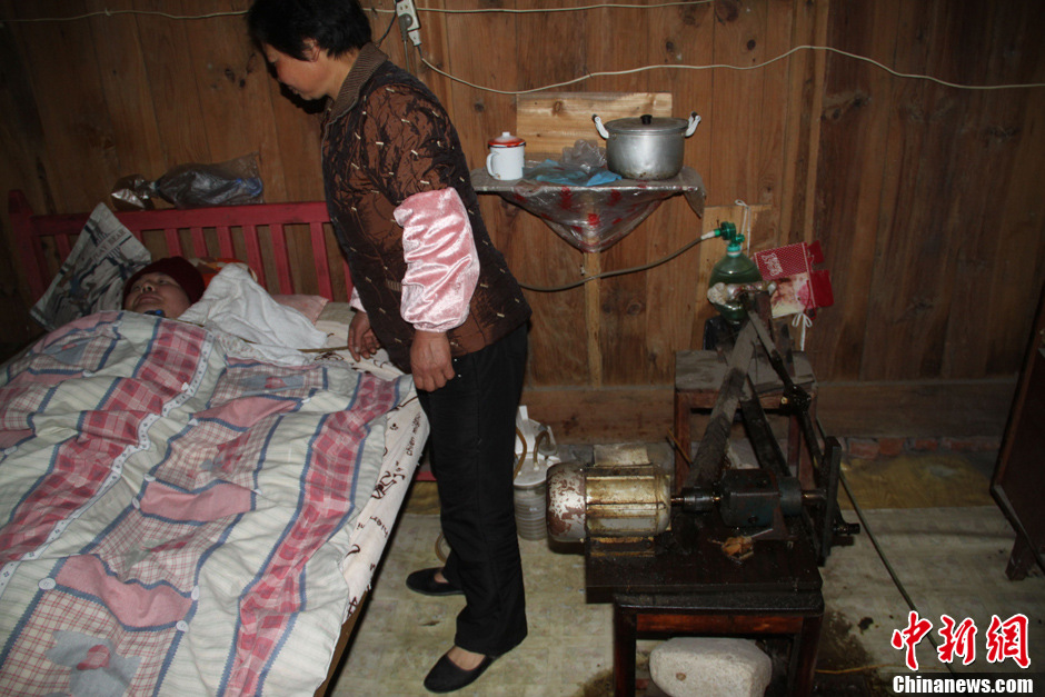 父母為癱瘓兒子自制呼吸機(jī) 手捏呼吸球5年不輟 父母為癱瘓兒子自制呼吸機(jī) 手捏呼吸球5年不輟