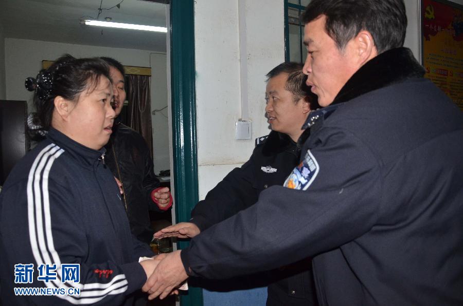 （中國(guó)網(wǎng)事·新華網(wǎng)·圖文互動(dòng)）（1）務(wù)工者萬(wàn)元現(xiàn)金掉入列車便池散落鐵軌 民警冒雨沿路撿回