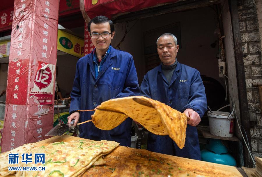 （晚報）（2）創(chuàng)業(yè)賣燒餅的大學生