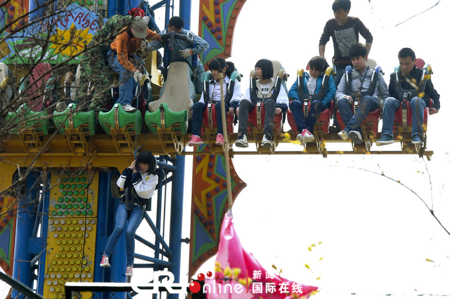 合肥一游樂場"跳樓機(jī)"輔助繩斷裂 11名游客被困半空