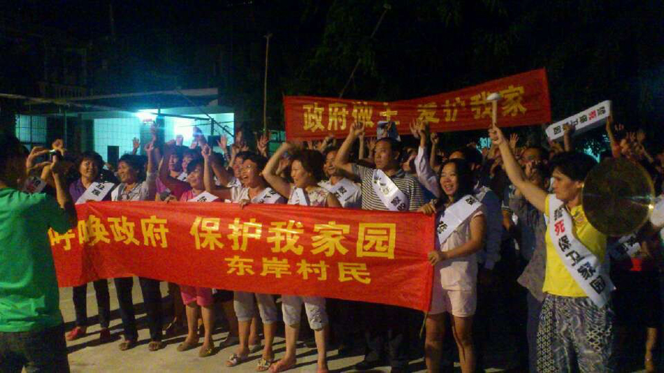 網(wǎng)曝海南三亞暴力強(qiáng)拆 村民下跪求情