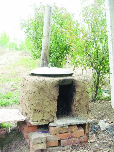 簡(jiǎn)易的鍋灶。任國(guó)勇攝