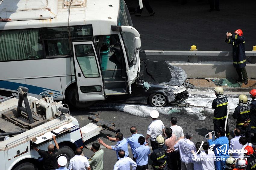 北京大客車追尾碾壓奧迪司機(jī)被困車中。