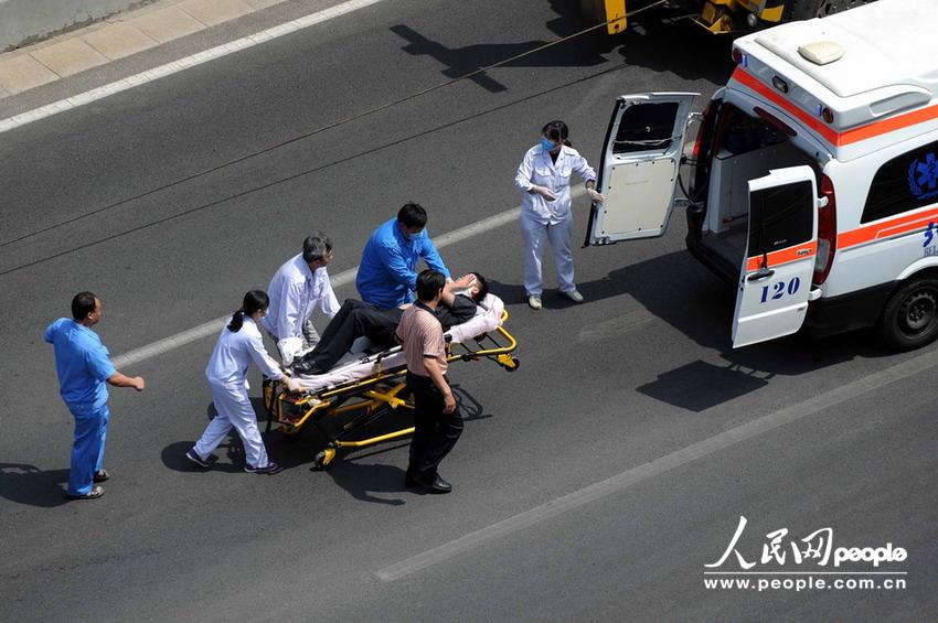 北京大客車追尾碾壓奧迪司機(jī)被困車中。