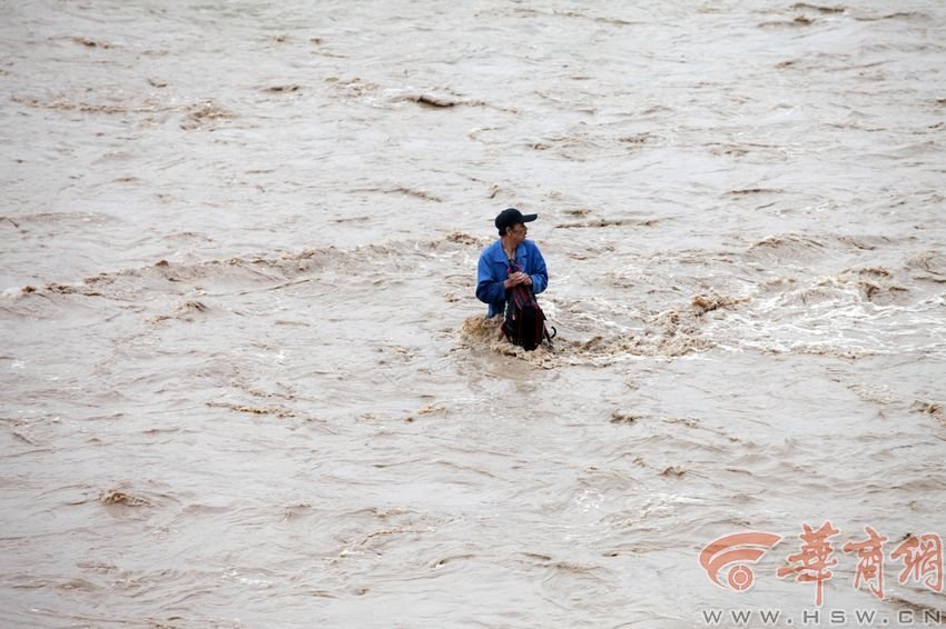消防官兵試圖將救援的繩索扔到河中央，然而嘗試幾次都失敗。此時(shí)，河水已經(jīng)淹沒(méi)到四周，男子在一平方米的“