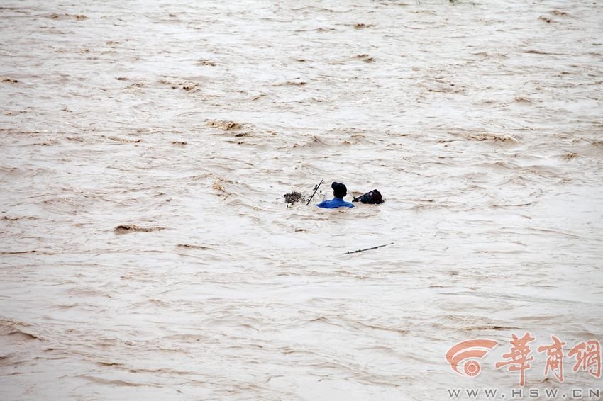 消防官兵試圖將救援的繩索扔到河中央，然而嘗試幾次都失敗。此時(shí)，河水已經(jīng)淹沒(méi)到四周，男子在一平方米的“