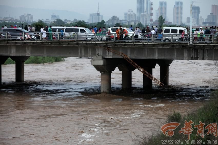 男子被洪水沖走。