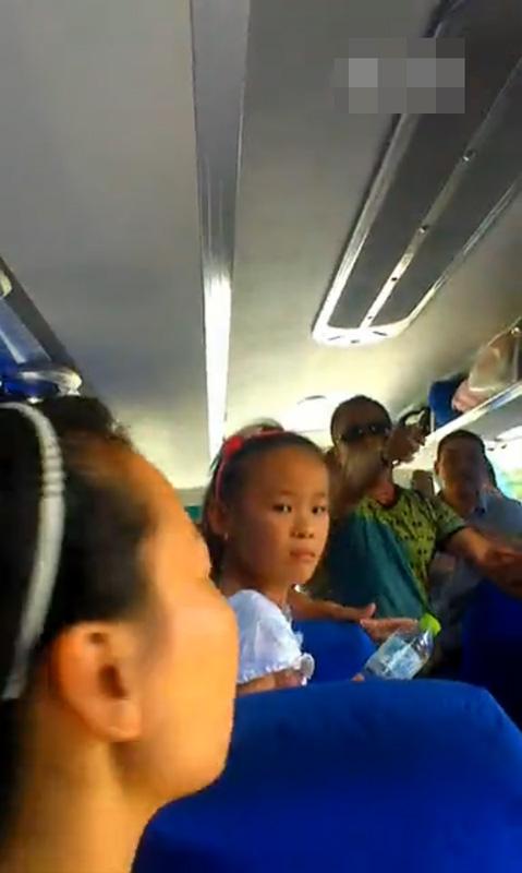 導(dǎo)游持刀逼購物:“不買弄死你” 導(dǎo)游持刀逼購物:“不買弄死你”