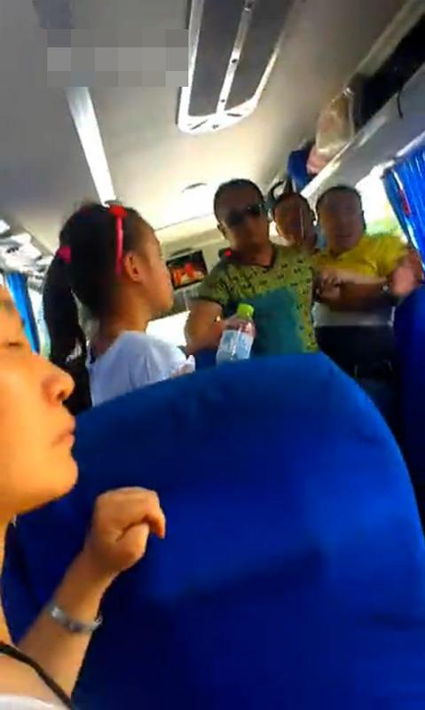 導(dǎo)游持刀逼購物:“不買弄死你” 導(dǎo)游持刀逼購物:“不買弄死你”