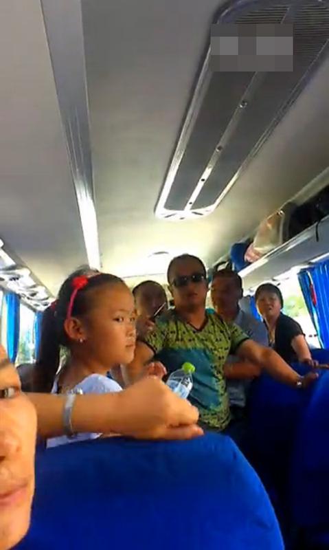 導(dǎo)游持刀逼購物:“不買弄死你” 導(dǎo)游持刀逼購物:“不買弄死你”