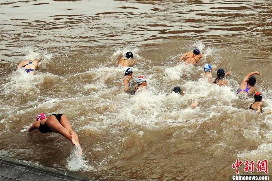 圖為參加搶渡賽的女選手們劈波斬浪。中新社發(fā) 張暢 攝