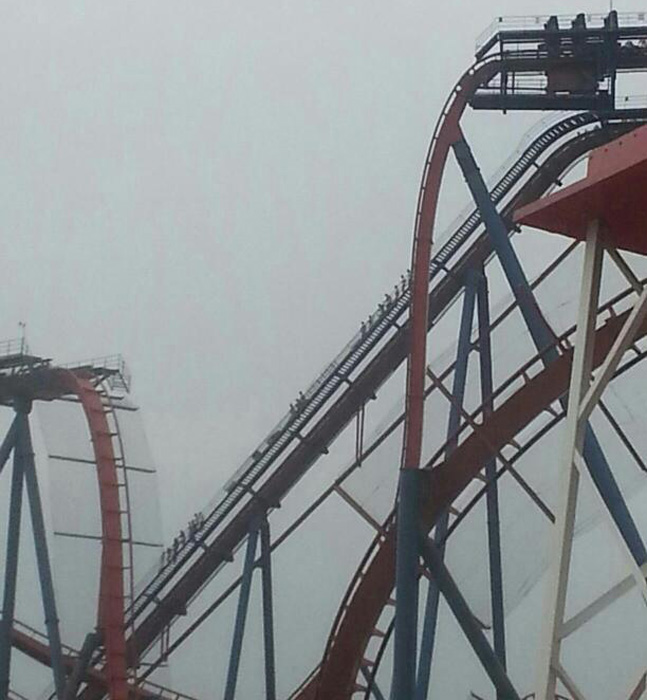 上海過(guò)山車(chē)卡在半空 上海過(guò)山車(chē)卡在半空