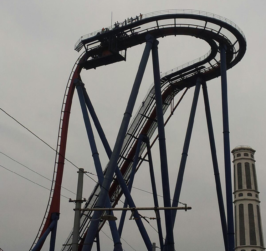 上海過(guò)山車(chē)卡在半空 上海過(guò)山車(chē)卡在半空