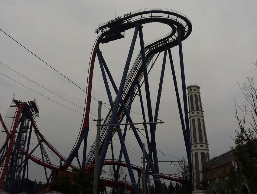 上海過(guò)山車(chē)卡在半空 上海過(guò)山車(chē)卡在半空