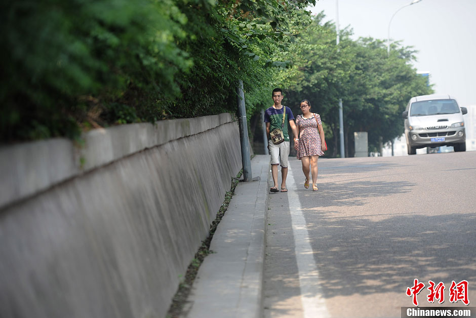 重慶最窄人行道 最窄一段僅15厘米 重慶最窄人行道 最窄一段僅15厘米