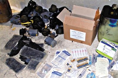 24日，敘利亞政府對(duì)外展示在大馬士革朱巴爾區(qū)破獲的反對(duì)派軍火庫中的化學(xué)制劑。新華社發(fā)