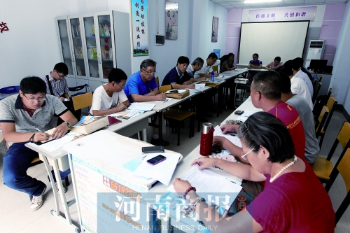 消費者代表和旁聽人員走進社區(qū)，聽取市民關于鄭州地鐵的意見和建議